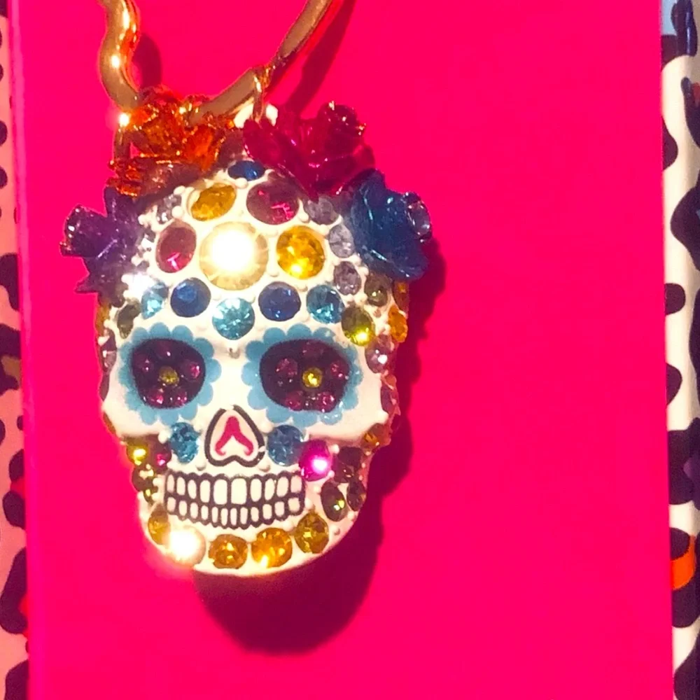 NWT ⚜️💖⚜️ Betsey Johnson Gorgeous Sugar Skull Keychain Bag Charm
